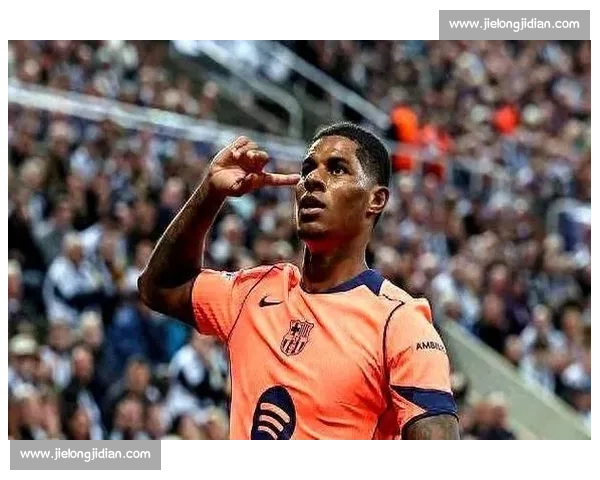 德比前夜插曲：拉什福德看曼联比赛，球迷刷屏红魔情怀