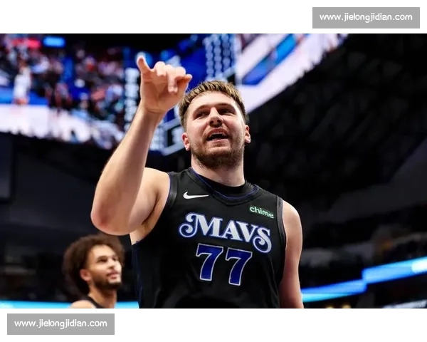 瘦身东契奇火力狂飙,独行侠防守豪赌难掩失衡 瘦身东契奇火力狂飙,独行侠防守豪赌难掩失衡